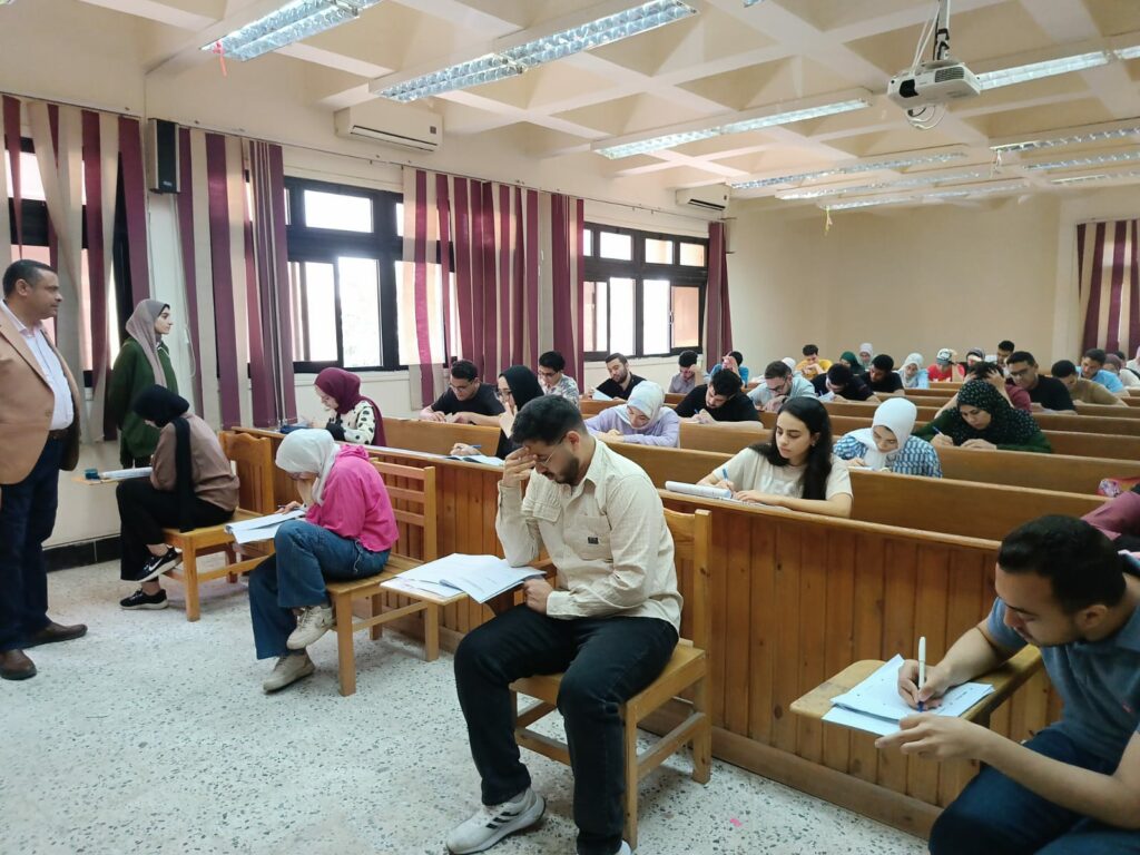 عميد كلية الصيدلة يتفقد سير العملية الامتحانية للفصل الدراسي الثاني للعام الجامعي 2025/2024