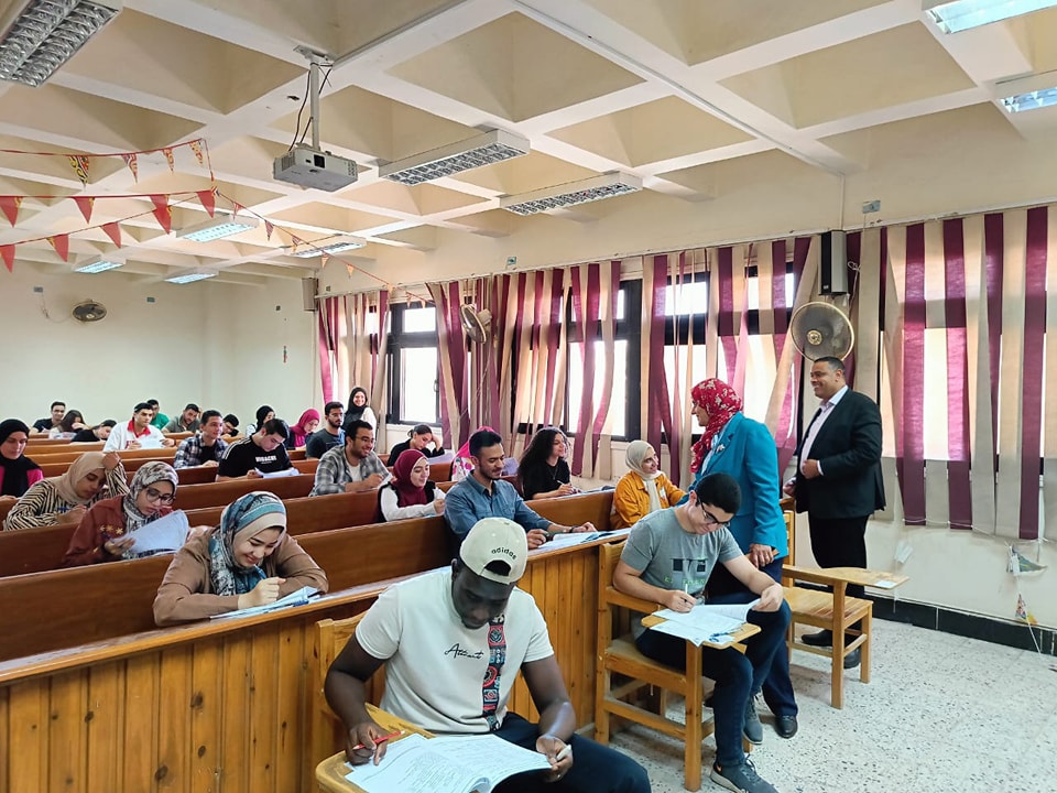 عميد كلية الصيدلة في استقبال نائب رئيس الجامعة لشؤون التعليم والطلاب أثناء جولتها لتفقد سير الامتحانات